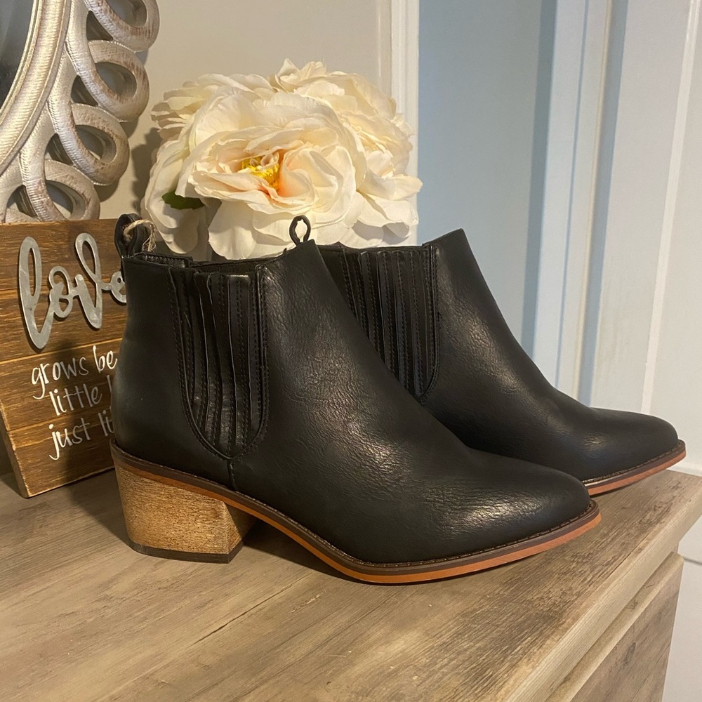 NWT American Eagle booties